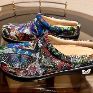 Beautiful brand new leather Kayla clogs